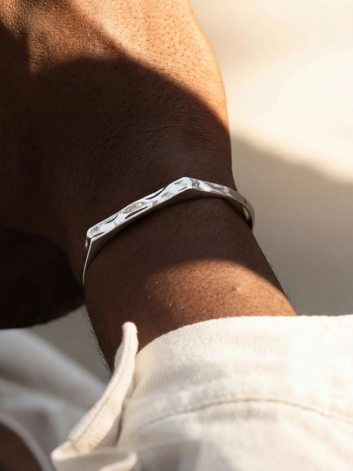 RIPPLE SIGNET CUFF IN SILVER - VARCCI