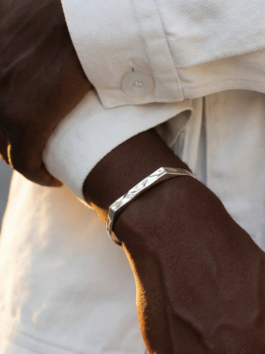 RIPPLE SIGNET CUFF IN SILVER - VARCCI